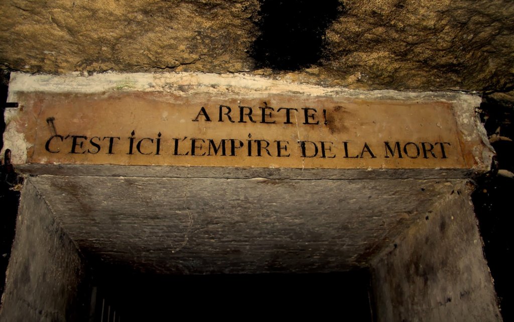 Placa dentro das Catacumbas de Paris