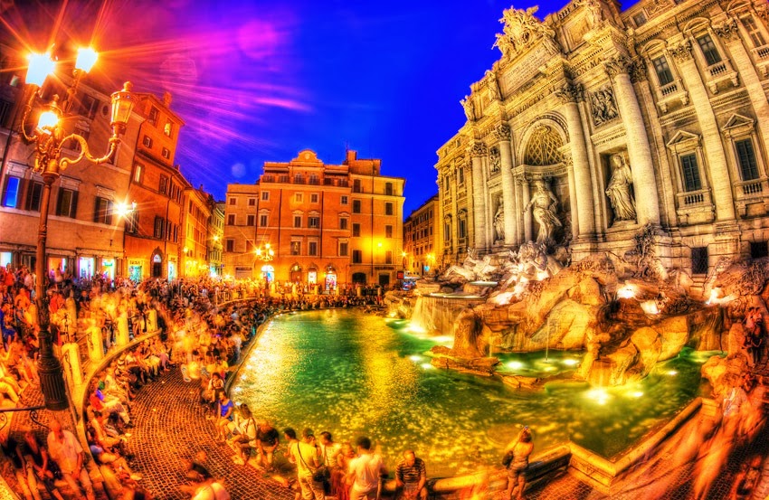 Visitantes na Fontana di Trevi em Roma