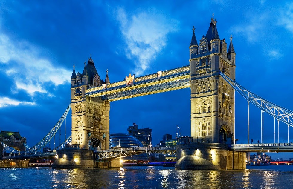 Ponte Tower Bridge em Londres iluminada