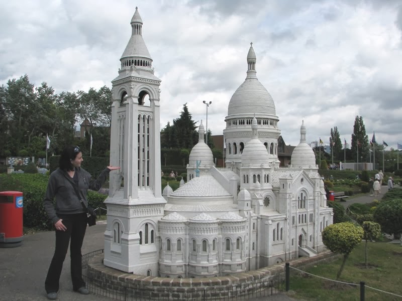 Visitante tirando foto no Parque-Mini-Europa em Bruxelas