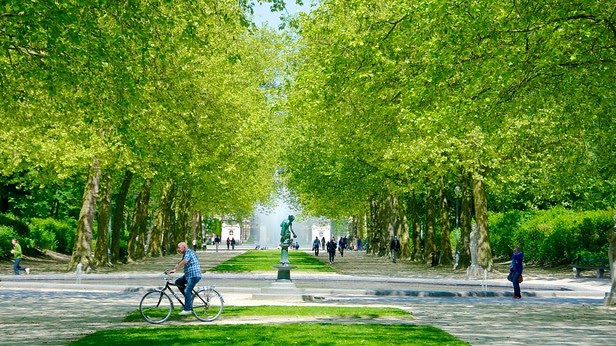 Visitantes no Parque do Cinquentenário em Bruxelas