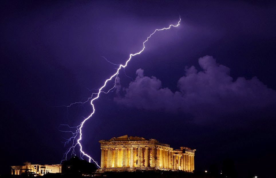  Pártenon em Atenas na Grécia iluminado e raio no céu