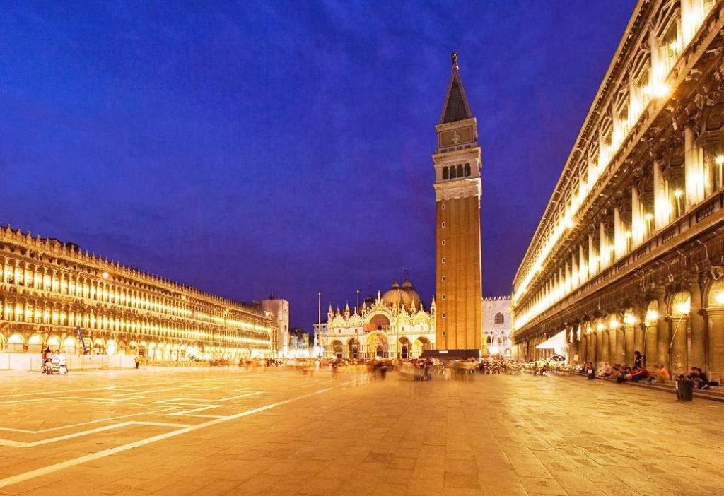 Praça San Marco Veneza iluminada