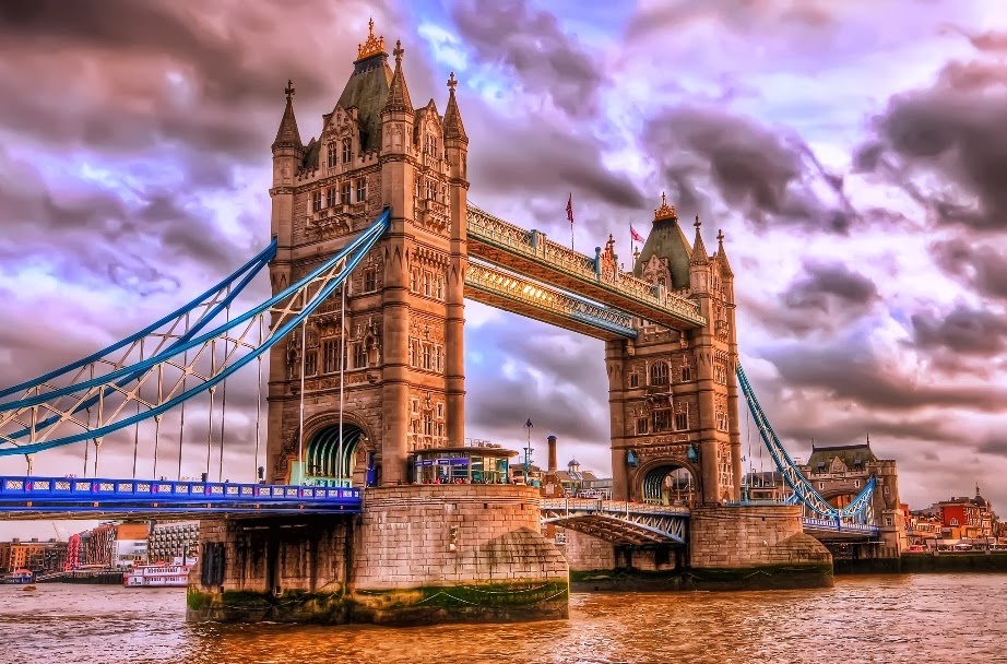 Ponte Tower Bridge em Londres iluminada