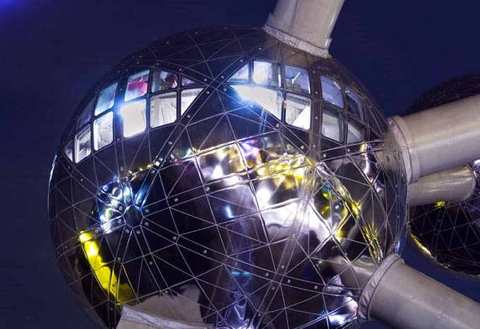 Atomium de Bruxelas visto de perto