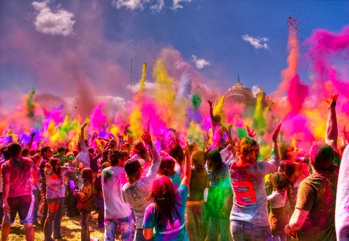 Pó colorido no Tomorrowland em Boom na Bélgica