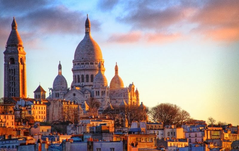 Construções ao redor da Basílica do Sagrado Coração em Paris