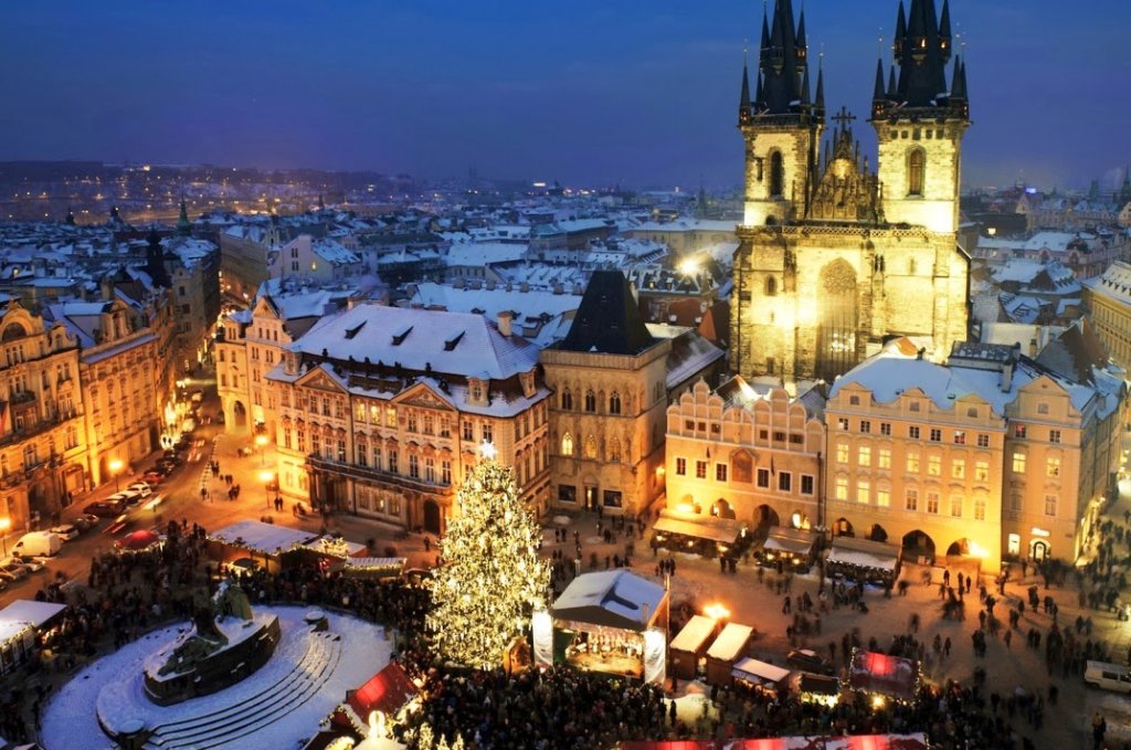 Praça da Cidade Velha em Praga iluminada durante a noite