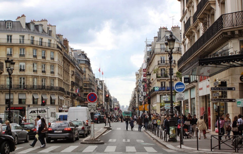 Movimento na Rue Rivoli em Paris