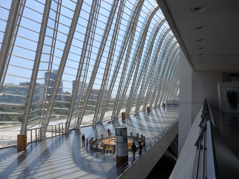 Interior de construção da Cidade das Artes e das Ciências em Valência