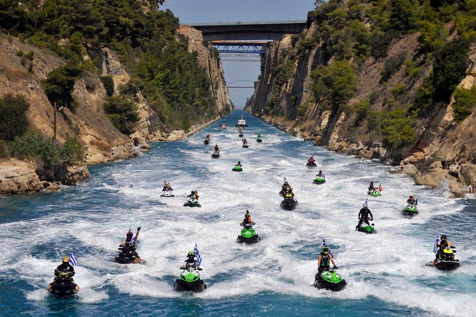 Pessoas andando de jet skis no Canal de Corinto na Grécia