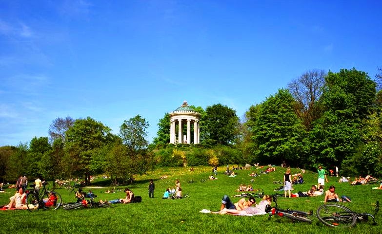 Pessoas no parque English Garden em Munique