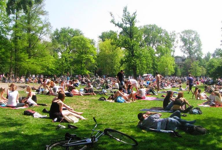 Pessoas no Parque Vondelpark Amsterdam