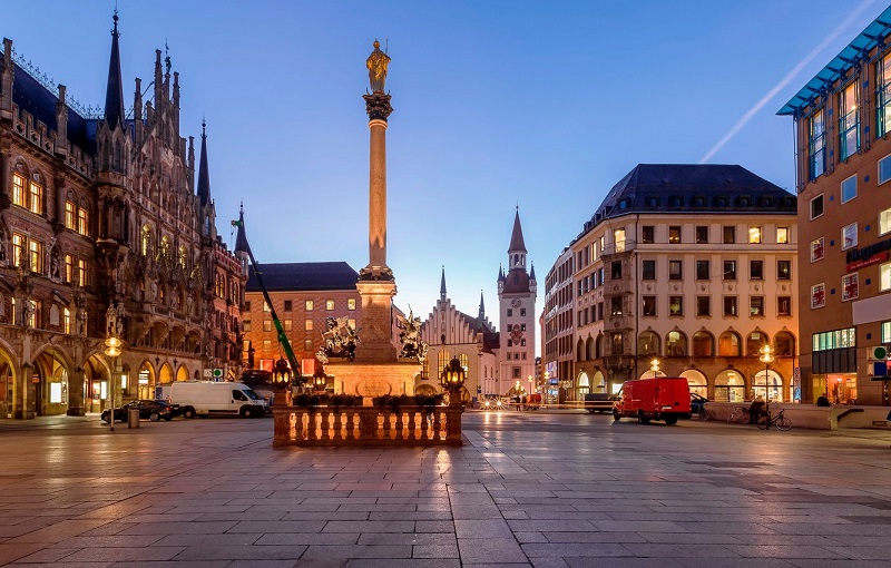 Praça Marienplatz em Munique iluminada de noite