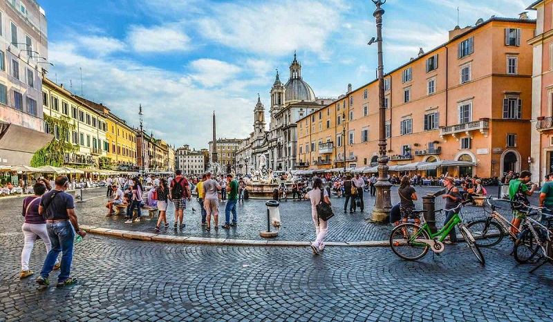 Movimento na Praça Navona em Roma