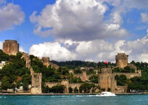 Muralhas de Constantinopla em Istambul vistas de longe