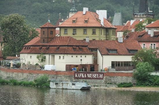 Franz Kafka Museum em Praga visto de longe