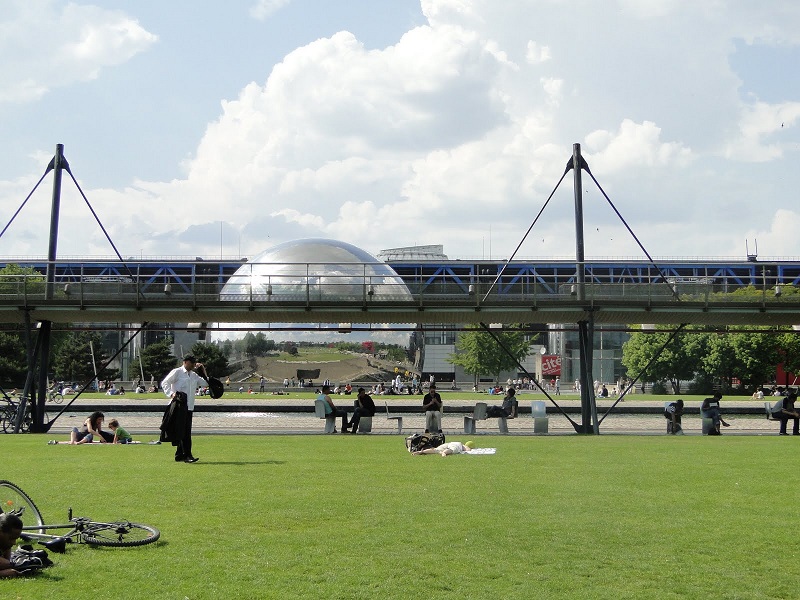 Pessoas no Parque La Villette em Paris