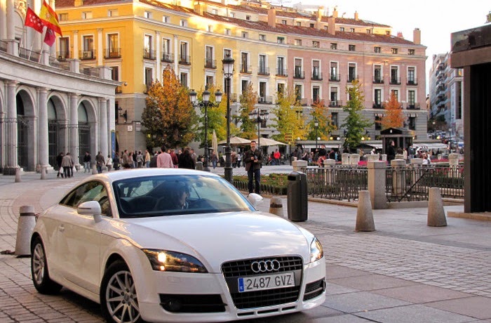 Carro em rua da cidade