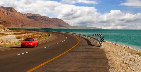 Carro em estrada e paisagem de fundo