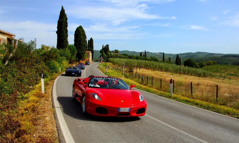 Ferrari em estrada italiana