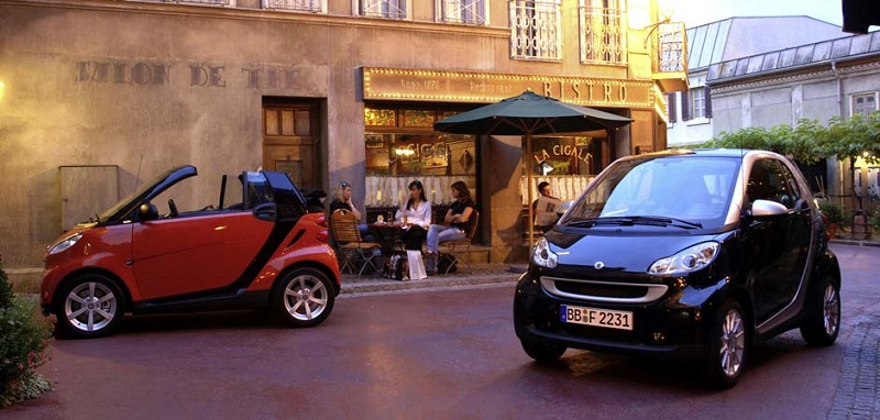 Carros parados em rua