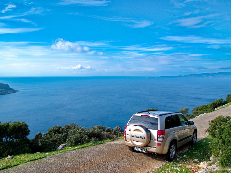 Carro parado e paisagem de fundo