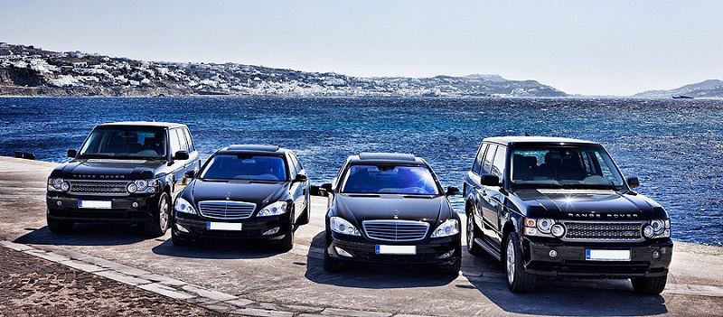 Carros de luxo parados com mar de fundo