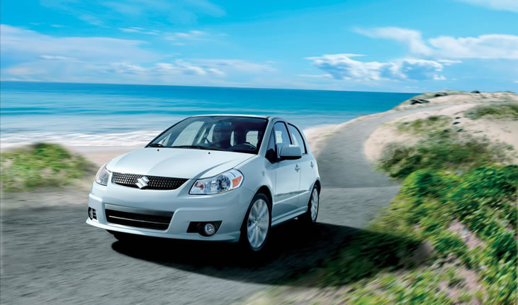 Carro em estrada com praia de fundo