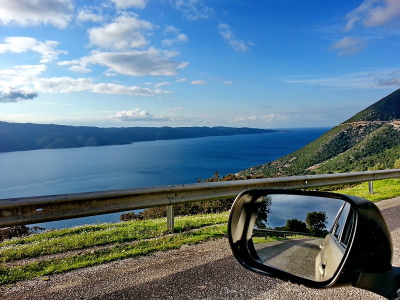 Retrovisor de carro e paisagem de fundo