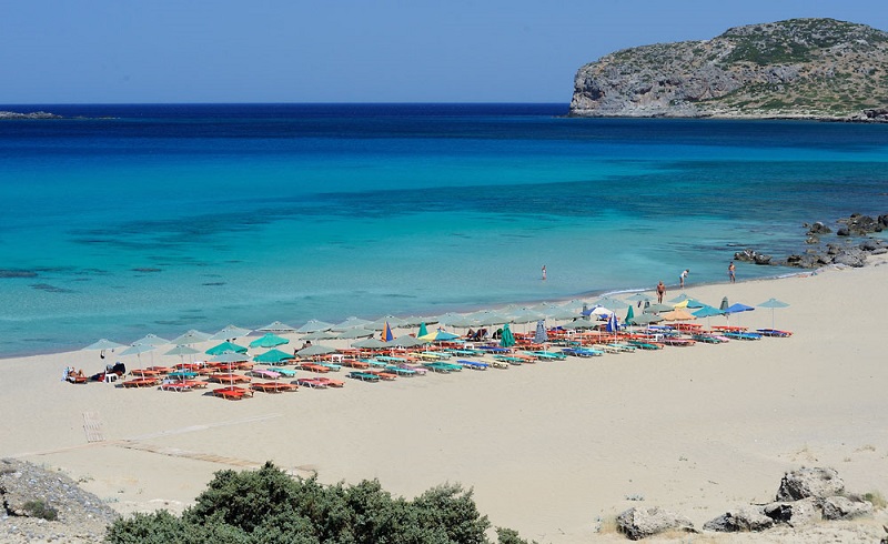 Praia Falassarna na ilha de Creta