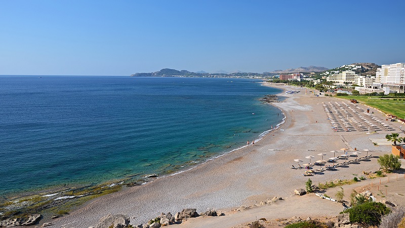 Praia de Faliraki na ilha de Rodes