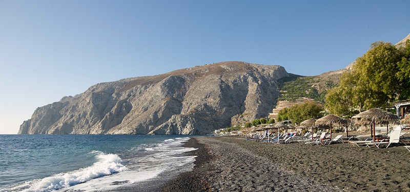 Praia Kamari na ilha de Santorini