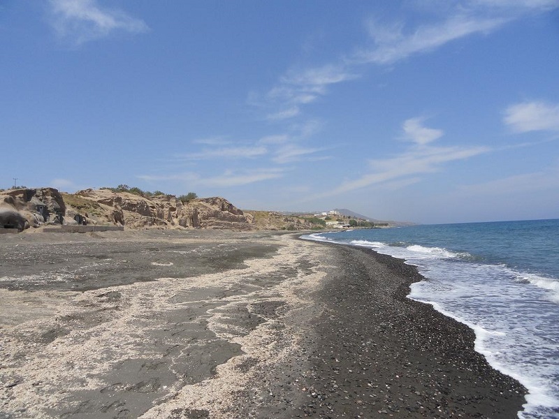 Praia Monolithos na ilha de Santorini