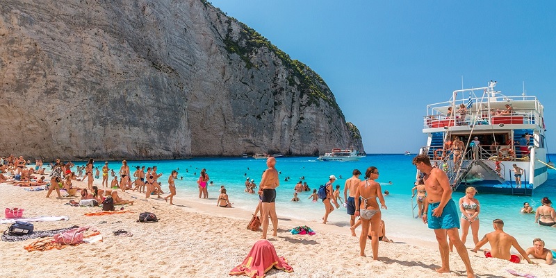 Pessoas na Praia de Navagio em Zaquintos