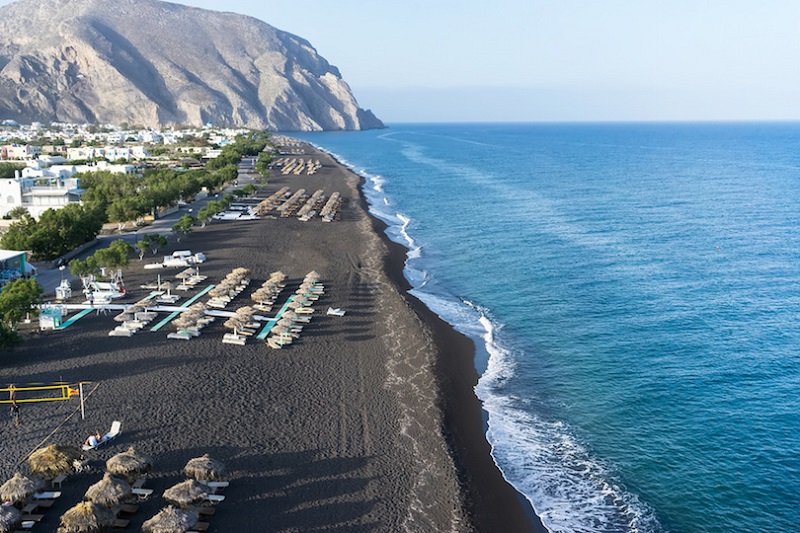 Praia Perissa na ilha de Santorini