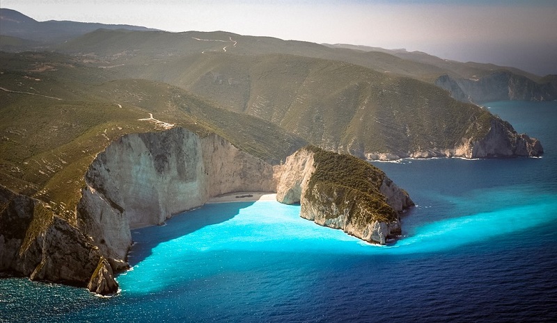 Praia e montanhas em Zaquintos na Grécia