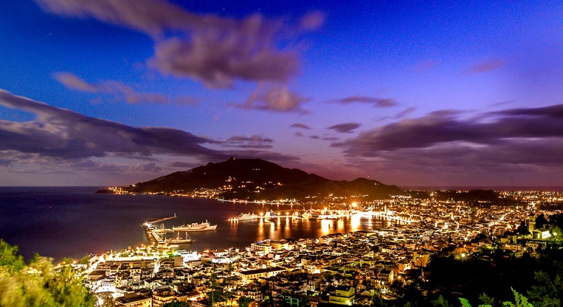 Vila de Zaquintos iluminada de noite