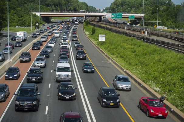 Movimento grande de carros em estrada