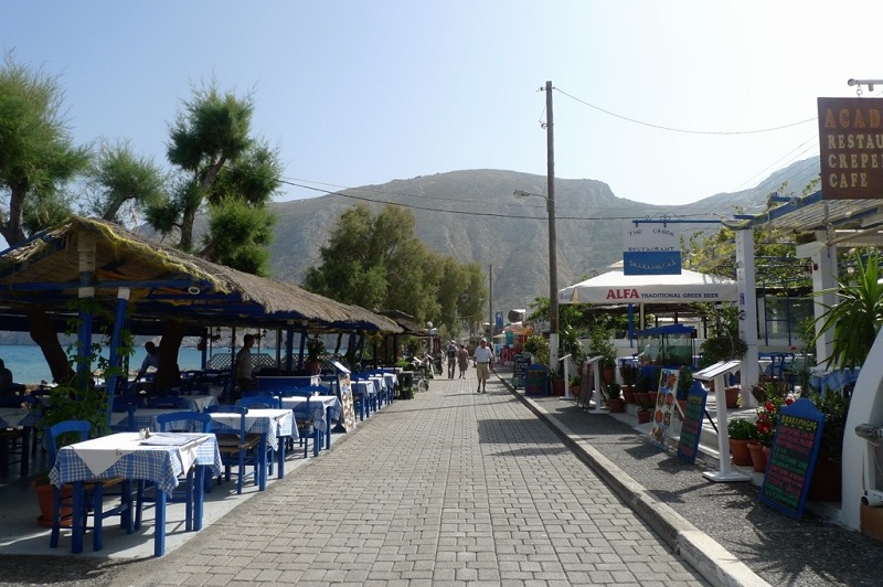 Calçadão na ilha de Santorini