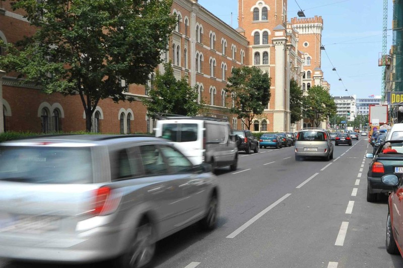 Carros em rua de Viena