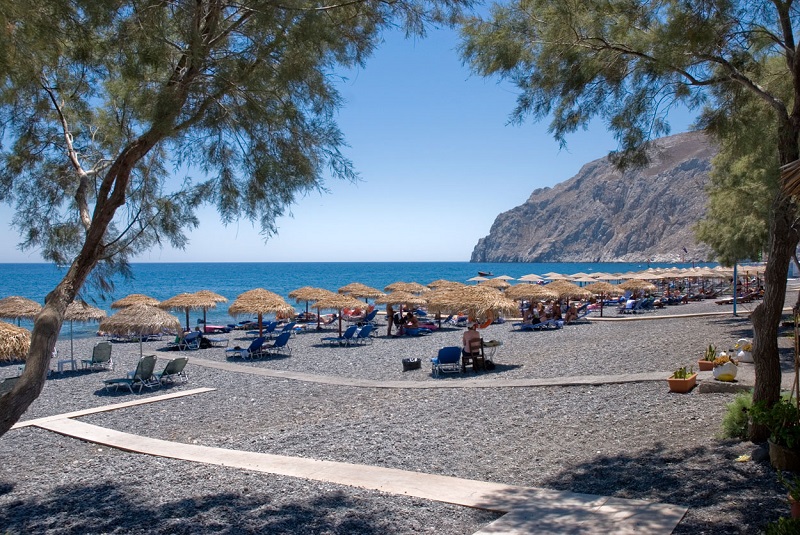 Praia Kamari em Santorini