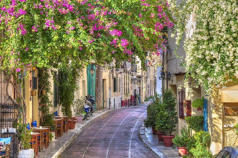 Rua da região de Plaka em Atenas