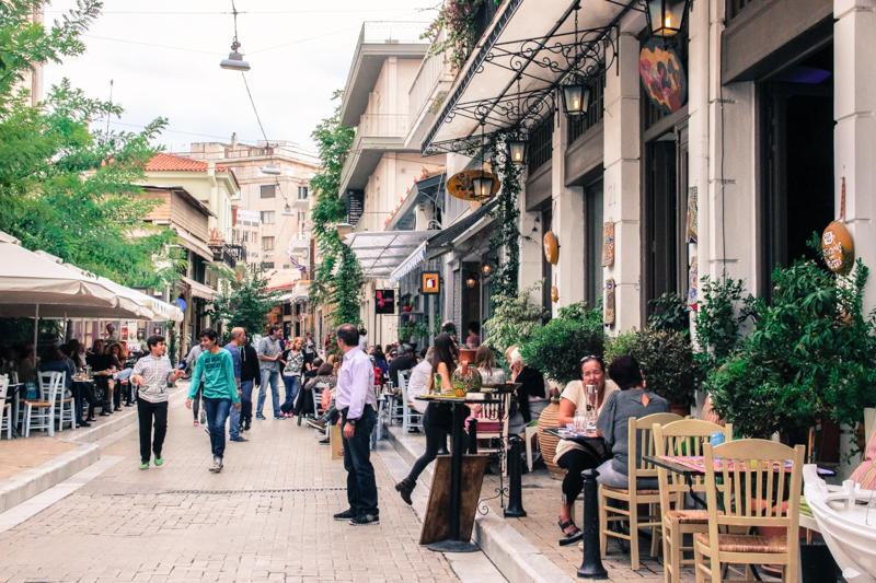 Rua da região de Psiri em Atenas