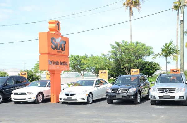 Carros parados em locadora