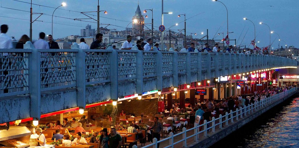 Dois níveis da Ponte Gálata em Istambul na Turquia