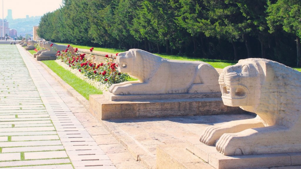 Leões da entrada do Mausoléu Atatürk em Ancara