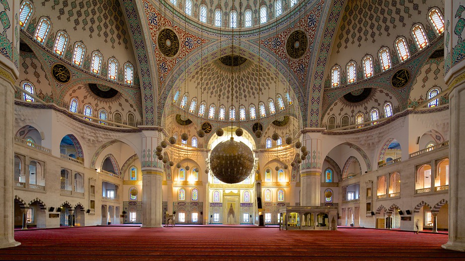 Interior da Mesquita Kocatepe em Ancara